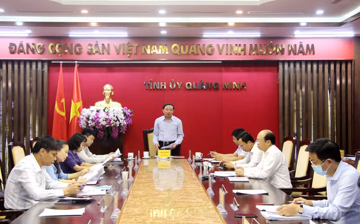 Đồng chí Nguyễn Xuân Ký, Bí thư Tỉnh ủy, Chủ tịch HĐND tỉnh, kết luận cuộc họp.