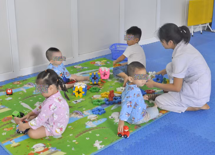 Trẻ tự kỷ được điều trị tại Bệnh viện Sản nhi tỉnh.