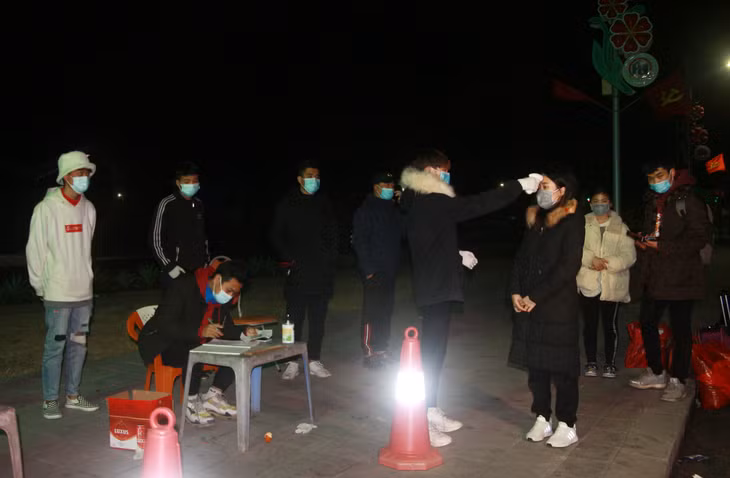 Tất cả người dân đi và đến địa bàn đều được khai báo y tế, kiểm tra địa chỉ thường trú và đo thân nhiệt.