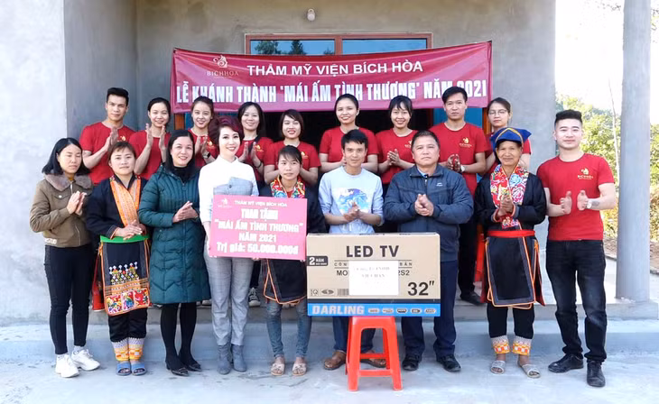 Thẩm mỹ viện Bích Hòa phối hợp với Hội LHPN huyện Ba Chẽ trao nhà 