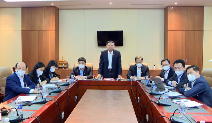 Đồng chí Nguyễn Xuân Ký, Bí thư Tỉnh ủy, Chủ tịch HĐND tỉnh, Trưởng Ban Chỉ đạo cấp tỉnh phòng, chống dịch Covid-19 phát biểu kết luận cuộc họp.
