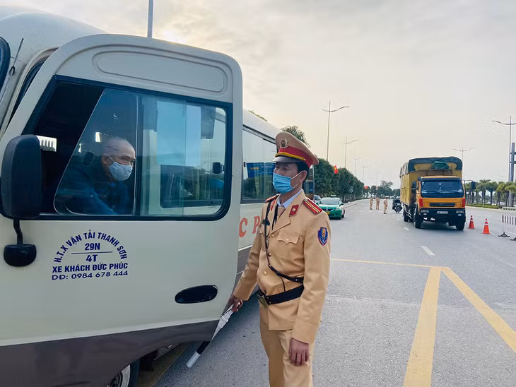 Lực lượng liên ngành kiểm tra tại chốt Minh Khai.