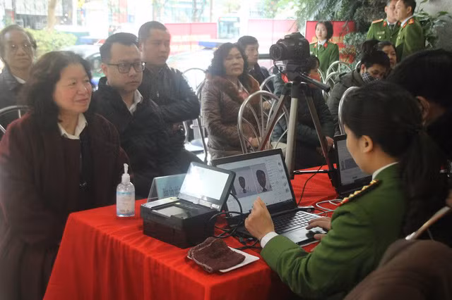 Công an tiếp nhận hồ sơ và thông tin của công dân để cấp CCCD gắn chip điện tử. Ảnh: PLO.
