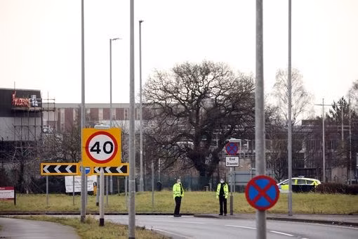 Cảnh sát phong tỏa nhà máy của AstraZeneca ở xứ Wales. (Nguồn: walesonline.co.uk)