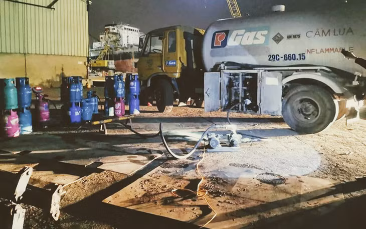 Chiếc xe tải chở 50 bình LPG tại hiện trường. 