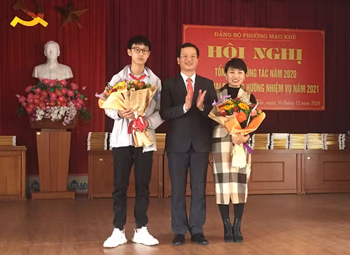 Bí thư Đảng ủy phường Mạo Khê trao thưởng cho cô giáo Hoàng Thị Thu và em Phạm Thành Đạt.