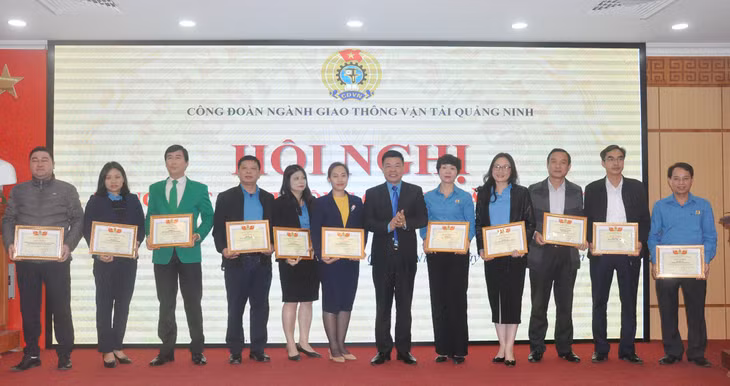 Công đoàn ngành GTVT tặng giấy khen cho các tập thể xuất sắc.