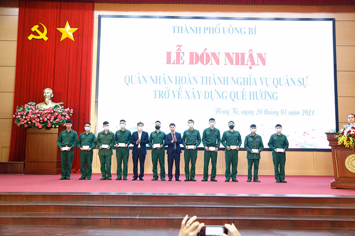 Lãnh đạo TP Uông Bí, các doanh nghiệp trên địa hỗ trợ 1 triệu đồng cho 170 quân nhân hoàn thành NVQS trở về địa phương.