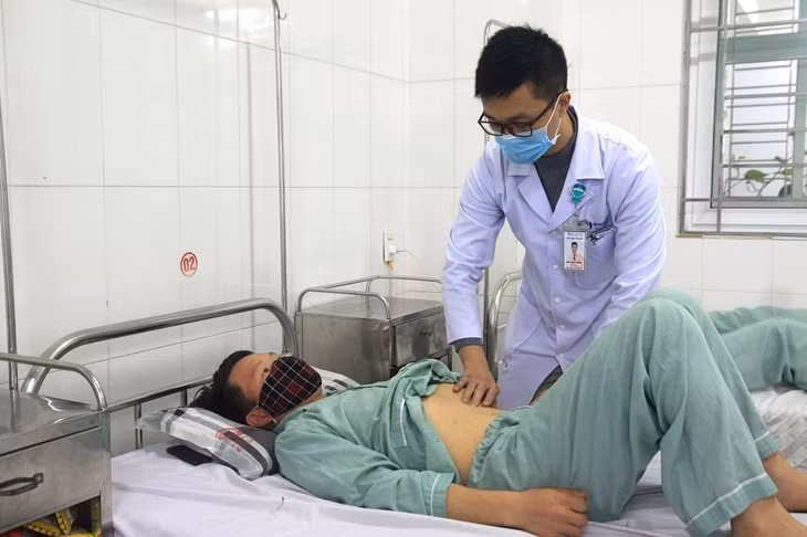 Bác sĩ Chu Mạnh Tường – Khoa Ngoại, Bệnh viện Bãi Cháy thăm khám cho người bệnh sau can thiệp