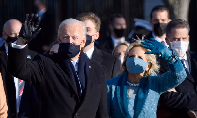 Tổng thống Mỹ Joe Biden và Đệ nhất phu nhân Jill Biden trên Đại lộ Pennsylvania hôm 20/1. Ảnh: AFP.