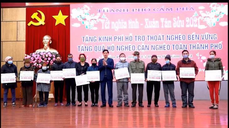 Tặng hỗ trợ tết cho những người thoát nghèo ở TP Cẩm Phả trung tuần tháng 1 vừa qua