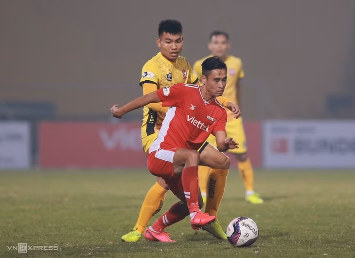 Vũ Minh Tuấn (áo đỏ) vào sân trong hiệp hai, nhưng không thể giúp Viettel có điểm. Ảnh: Lâm Thỏa.