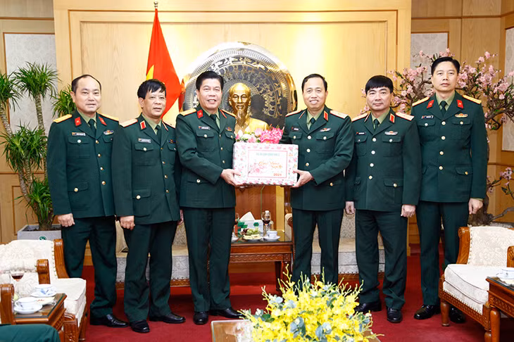Thiếu tướng Nguyễn Đức Dũng, Phó Tư lệnh, Tham mưu trưởng Quân khu 3, chúc tết Tổng công ty Đông Bắc (Bộ Quốc phòng).