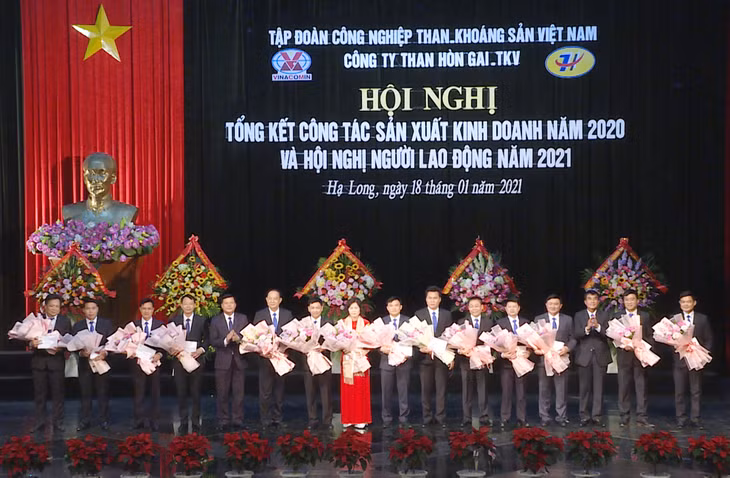 Các tập thế, cá nhân được Công ty khen thưởng vì đã có thành tích xuất sắc trong phong trào thi đua năm 2020.