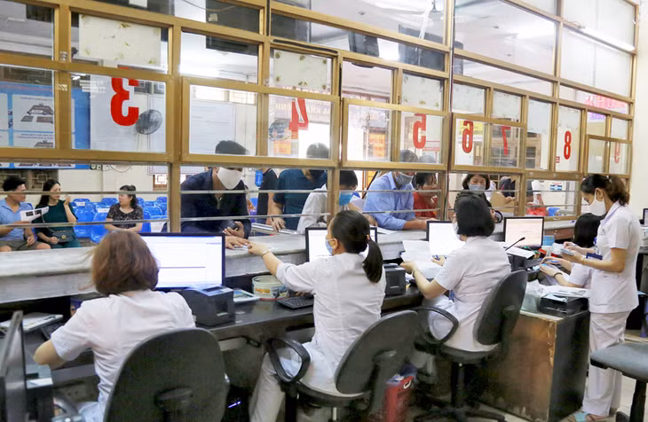 Làm thủ tục khám, chữa bệnh bảo hiểm y tế cho người dân tại Bệnh viện tỉnh.