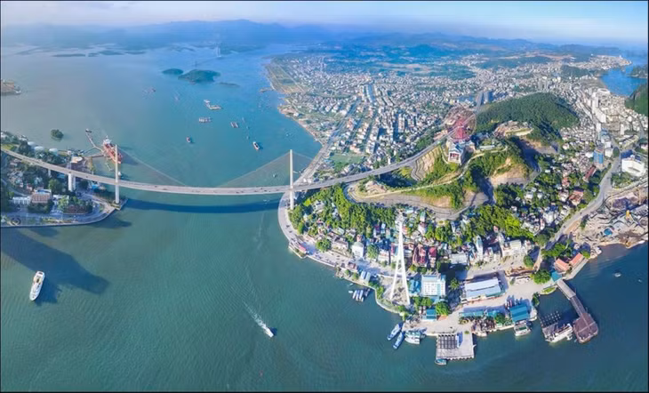 Hạ Long sở hữu những tuyến đường bao biển tuyệt đẹp.