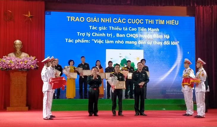 Thiếu tá Cao Tiến Mạnh (đứng, hàng đầu) nhận giải nhì cuộc thi về tìm hiểu 