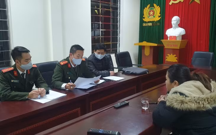 ông an TP Sơn La lập biên bản xử lý các trường hợp đăng thông tin sai sự thật về dịch Covid-19.