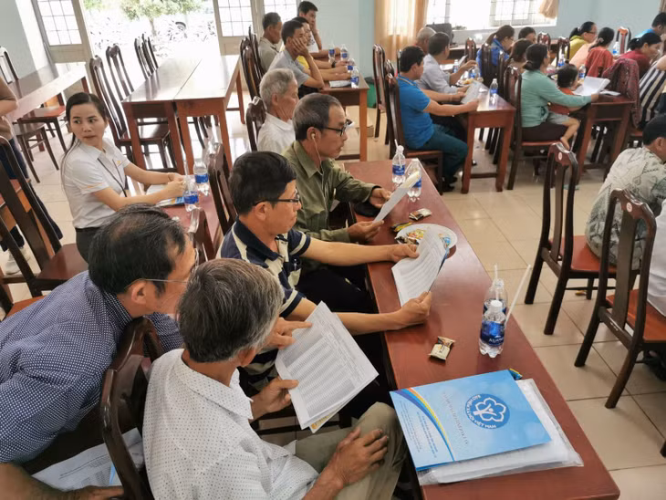 Người dân tìm hiểu mức đóng BHXH tự nguyện tại một buổi tuyên truyền.
