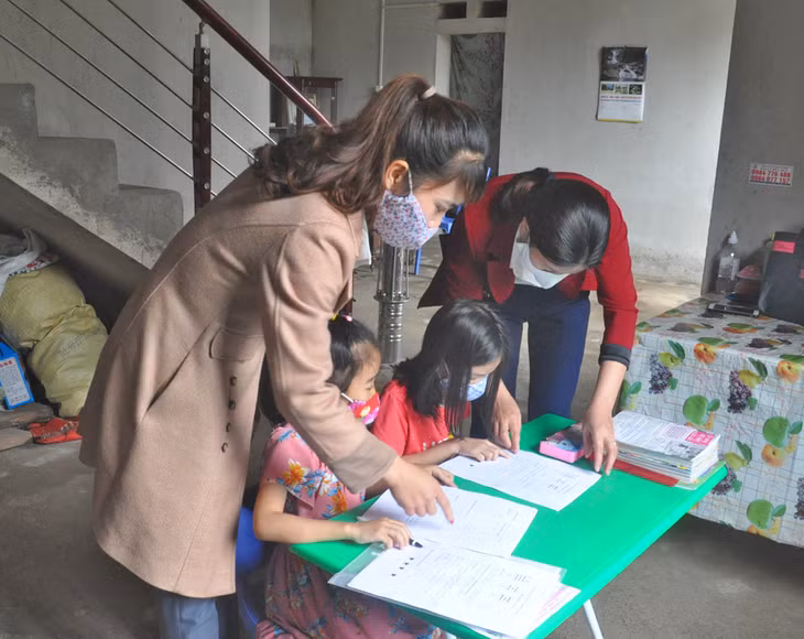 Giáo viên Trường Tiểu học xã Húc Động (Bình Liêu) đến các hộ gia đình kiểm tra, động viên việc học tập của học sinh.