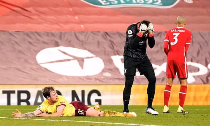 Thủ môn Alisson ôm đầu sau khi phạm lỗi với Ashley Barnes trong cấm địa dẫn tới bàn thua duy nhất. Ảnh: PA