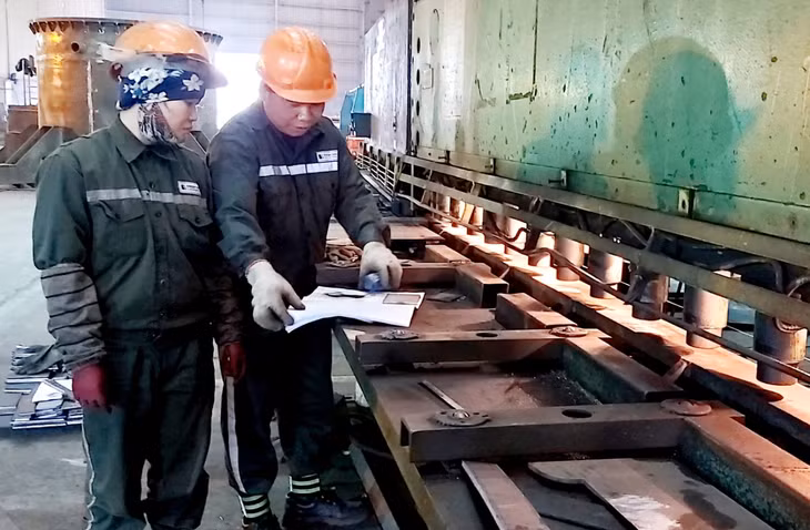 Đảng viên Lê Ngọc Ngọc (bên trái) luôn nêu gương đảng viên