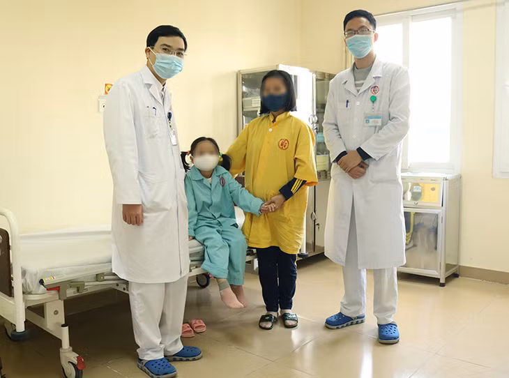  Hai mẹ con bệnh nhi cùng các bác sĩ khoa Phẫu trị - Xạ trị & Y học trong ngày ra viện