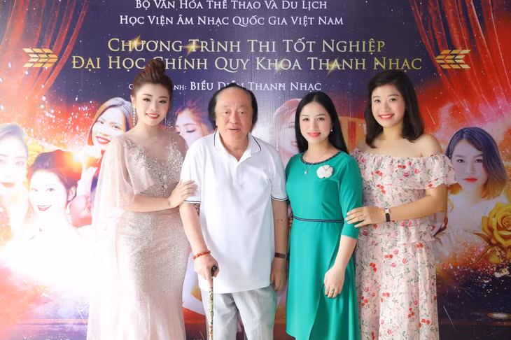 Sao Mai Bích Hồng,Sao Mai Phương Nga, Sao Mai Thu Hằng cùng NSND Trung Kiên.