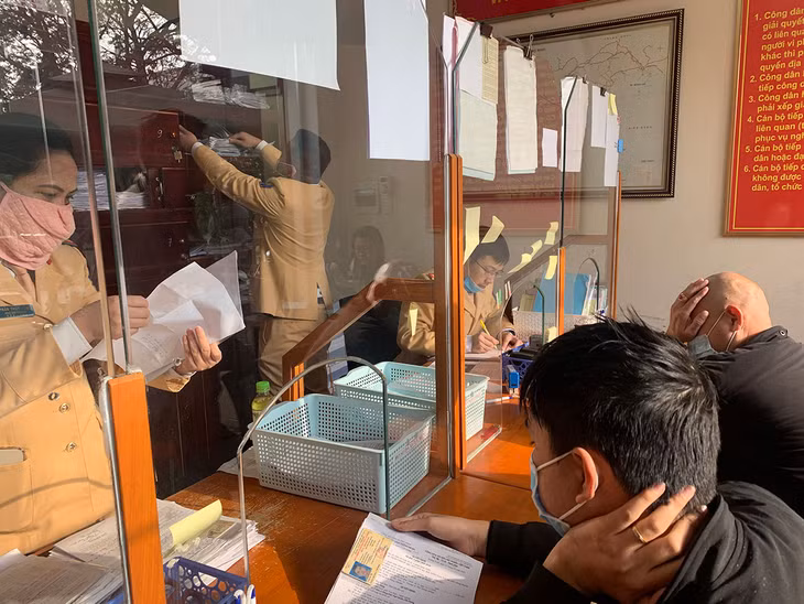 Người dân vi phạm Luật giao thông đến làm thủ tục hành chính tại Đội xử lý vi phạm Phòng CSGT đường bộ, đường sắt Công an tỉnh Quảng Ninh. 