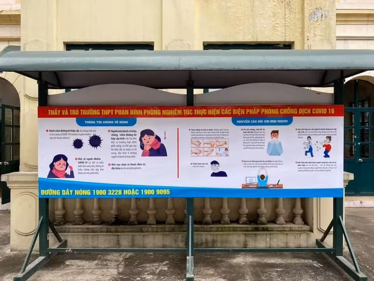 Bảng tin tuyên truyền về phòng chống dịch Covid-19 trong sân Trường THPT Phan Đình Phùng (Hà Nội)