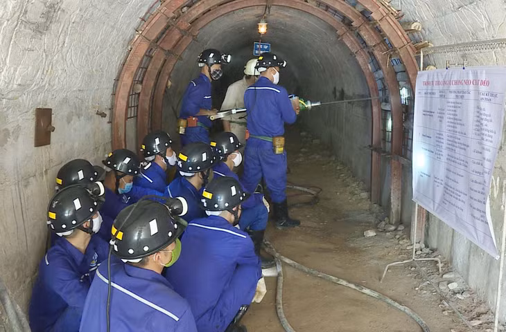 Thực hành thi công vì chồng neo chất dẻo của sinh viên Trường Cao đẳng Than- Khoáng sản Việt Nam.