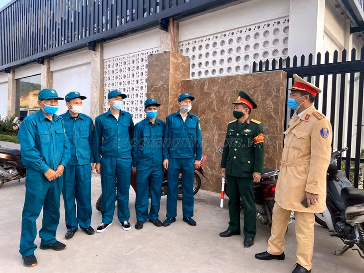 Lực lượng chức năng tại chốt kiểm soát