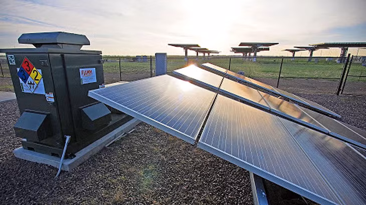 Hệ thống phát điện mặt trời và lưu trữ năng lượng (Energy Storage System – ESS). Ảnh: GreenID