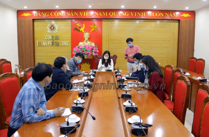 Trước đó, ngay từ 21h30 tối ngày 27/1, đồng chí Phó Chủ tịch UBND tỉnh Nguyễn Thị Hạnh đã có cuộc họp khẩn với thành phố Hạ Long để thống nhất triển khai các biện pháp phòng, chống dịch