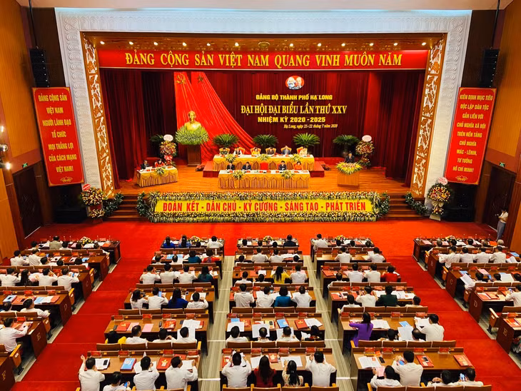 Quang cảnh ngày làm việc thứ hai của Đại hội.