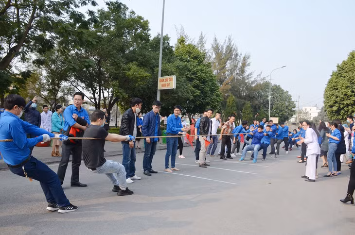 Phần thi kéo co giữa Đoàn TN 2 đơn vị.
