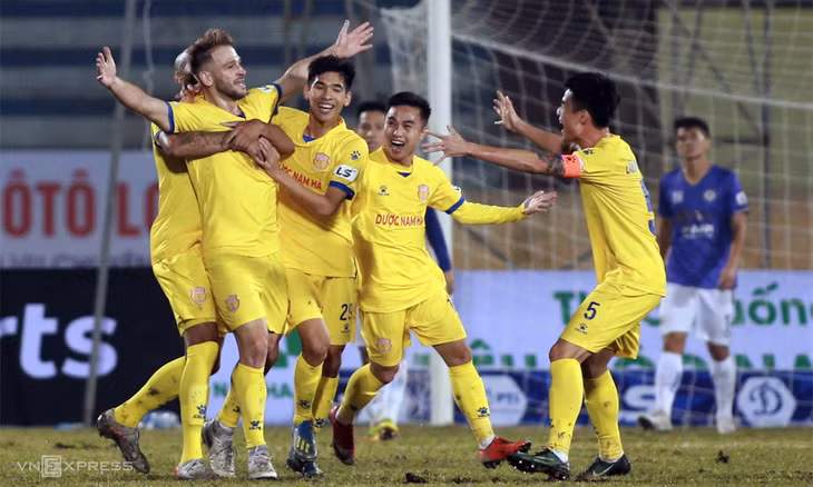 Ngay trận đấu đầu tiên của mùa giải, V-League đã chứng kiến cú sốc khi Hà Nội phơi áo 0-3 trên sân Nam Định hôm 15/1. Ảnh: Lâm Thỏa.