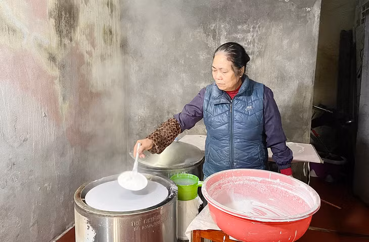 Cơ sở sản xuất bánh gật gù Cúc Lâm (số nhà 30A, phố Hoà Bình, thị trấn Tiên Yên) đã chuyển đun nấu bánh bằng bếp củi truyền thống sang nấu bằng điện.