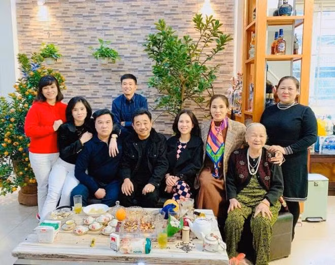 Nghệ sĩ Quốc Khánh đón năm mới bên gia đình, bạn bè.