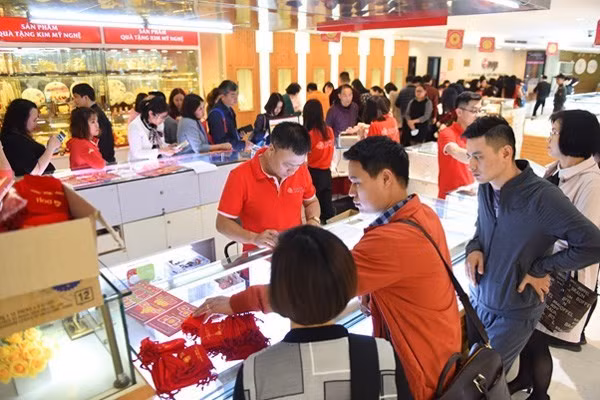 Khách hàng giao dịch vàng miếng. (Ảnh: TTXVN)