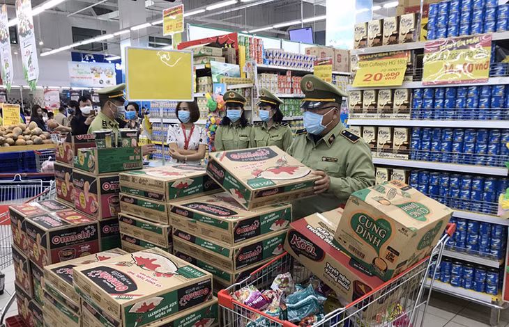  Cán bộ Đội QLTT số 5 kiểm tra hàng hóa tại một trung tâm thương mại trên địa bàn.