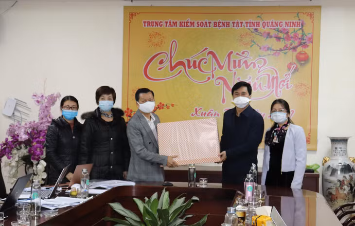 Đồng chí Nguyễn Tường Văn, Chủ tịch UBND tỉnh tặng quà, khích lệ tinh thần làm việc của cán bộ CDC Quảng Ninh. 