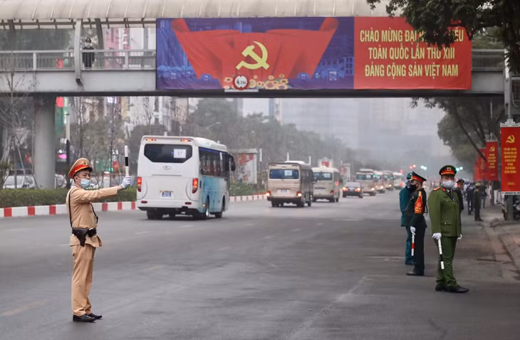 Đoàn xe đưa đại biểu hướng về Trung tâm Hội nghị quốc gia Mỹ Đình. Ảnh: VGP/Nhật Bắc