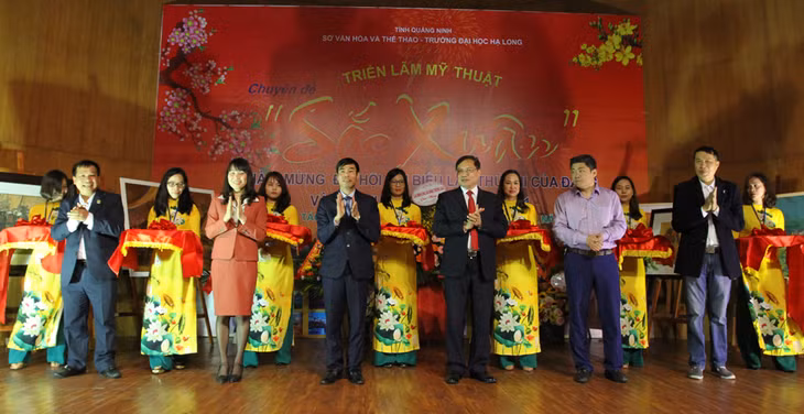 Đại biểu cắt băng khai mạc triển lãm.