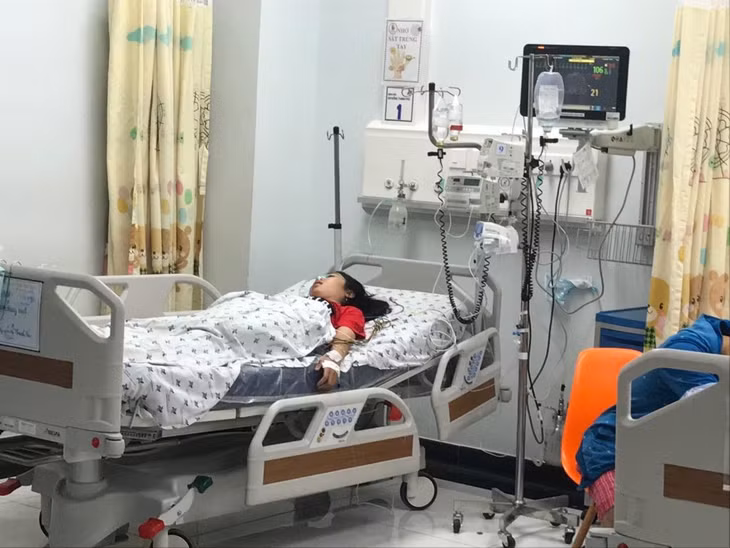Sau 3 ngày điều trị, tình trạng bệnh nhân đã cải thiện dần, tỉnh táo, hết đỏ da và được mời bác sĩ tâm lý tư vấn. Ảnh: BV