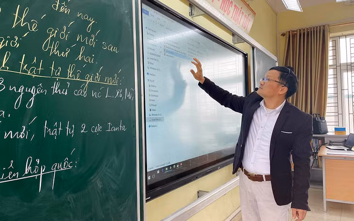 Tiết học lịch sử có sử dụng bảng thông minh do thầy giáo Hoàng Kim Phương, Trường THCS Mạo Khê 2, TX Đông Triều giảng dạy.