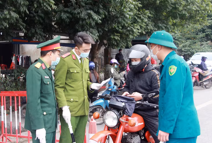 Người dân ra vào khu vực phong tỏa được kiểm tra chặt chẽ.