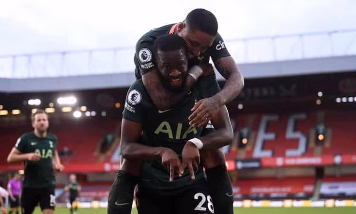 Ndombele chia vui sau khi ghi bàn nâng tỷ số lên 3-1. Ảnh: PA.