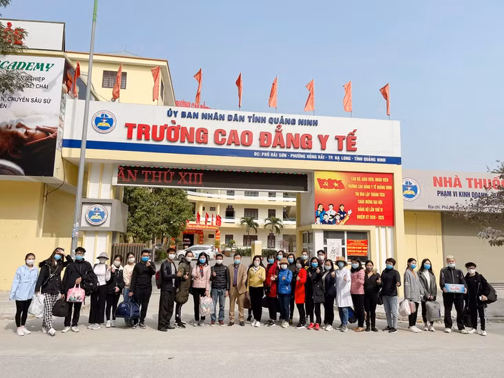 Cán bộ, giảng viên và sinh viên Trường Cao đẳng y tế tham gia phòng chống dịch.