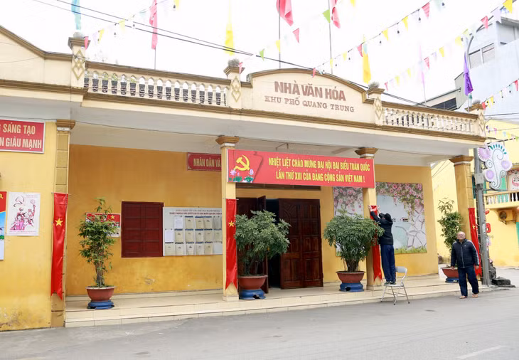 Các Nhà văn hoá thôn, khu trên toàn địa bàn huyện Tiên Yên đều được trang trí bằng cờ, phướn, tranh cổ động, tạo không khí phấn khởi, vui tươi.